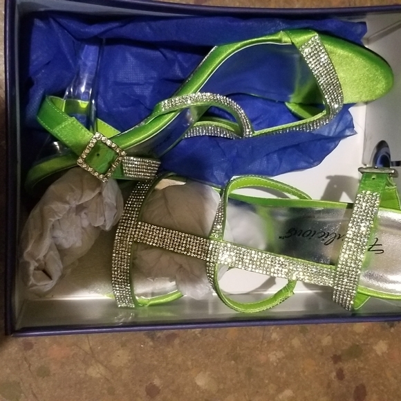 new in box green heels - Picture 2 of 4